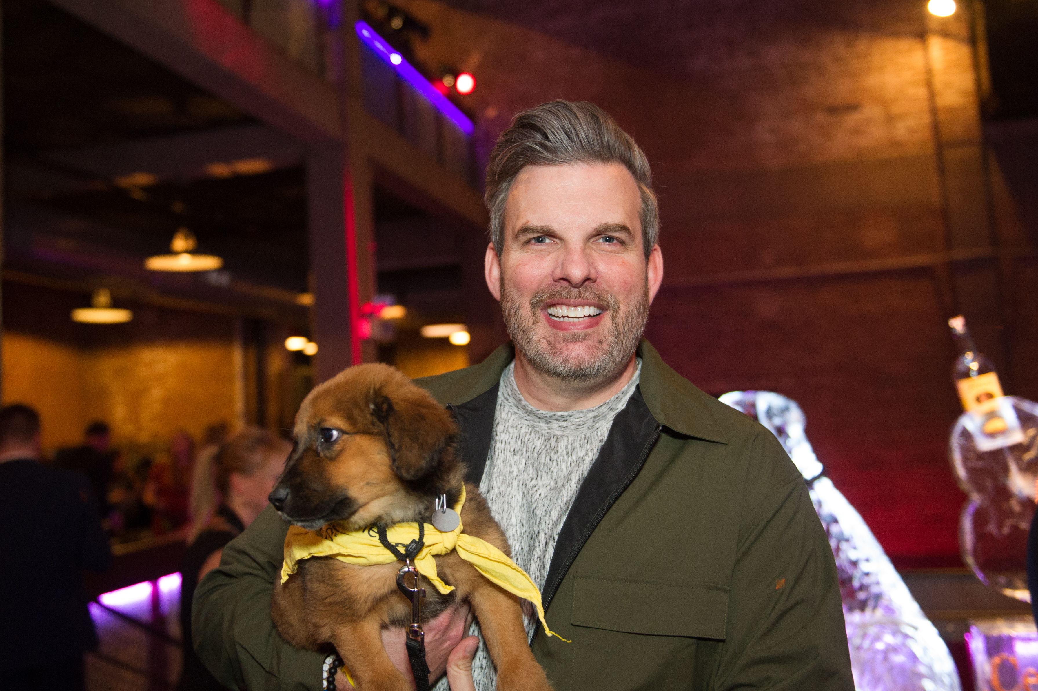 2022_Animal_Magnetism_Co-Emcee_Fred_from_KISS_FM_with_adoptable_Gigi_Photo_by_Sparenga_Photography.jpg