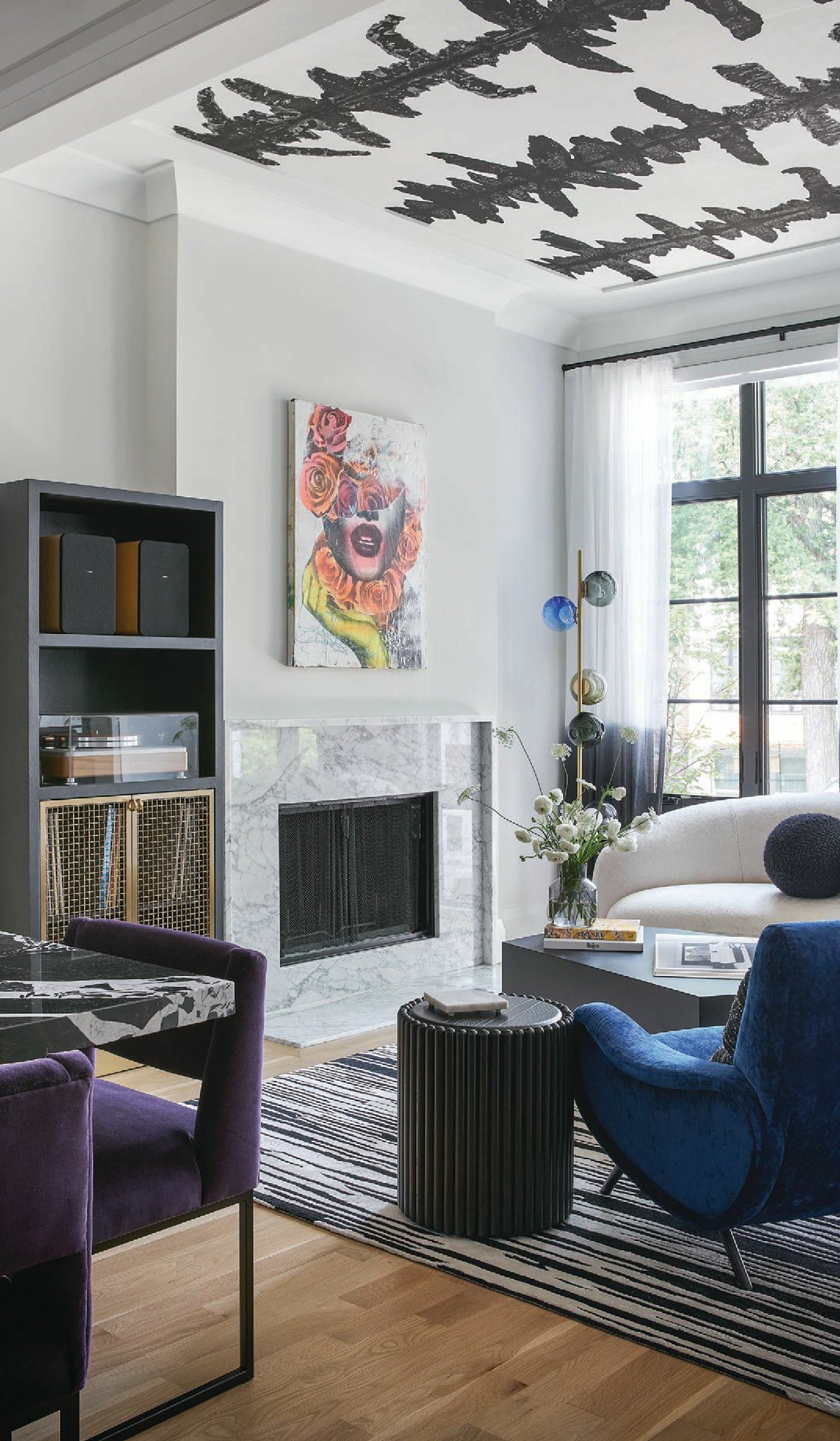 Custom handpainted Porter Teleo wallpaper on the ceiling adds an edgy
accent that, when paired with a chic Bocci lamp and unique art from Dain NYC,
brings this living room to life. PHOTOGRAPHED BY RYAN MCDONALD