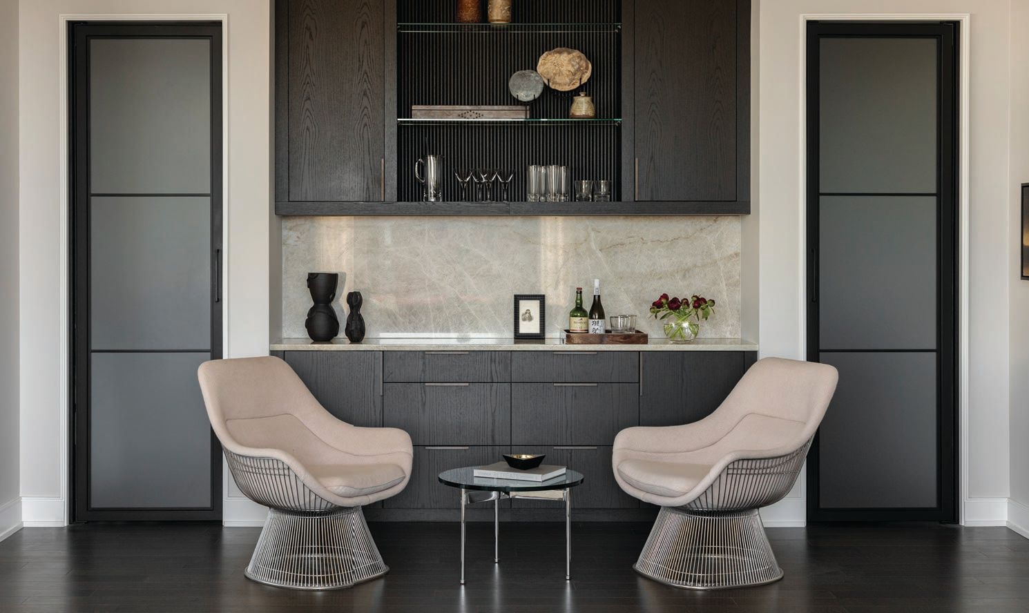 A pair of Planter chairs sit in the bar/pantry area PHOTOGRAPHED BY AIMÉE MAZZENGA