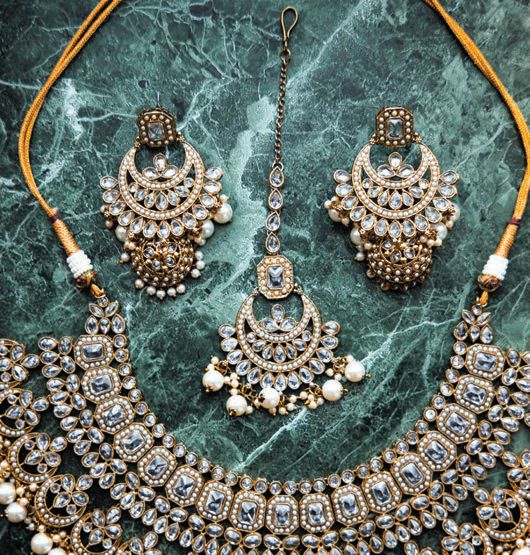 Sameera’s jewelry included a matching set of earrings, necklace and maang tikka, made up of glittering jewels and stones. Photographed by IVASH Photography