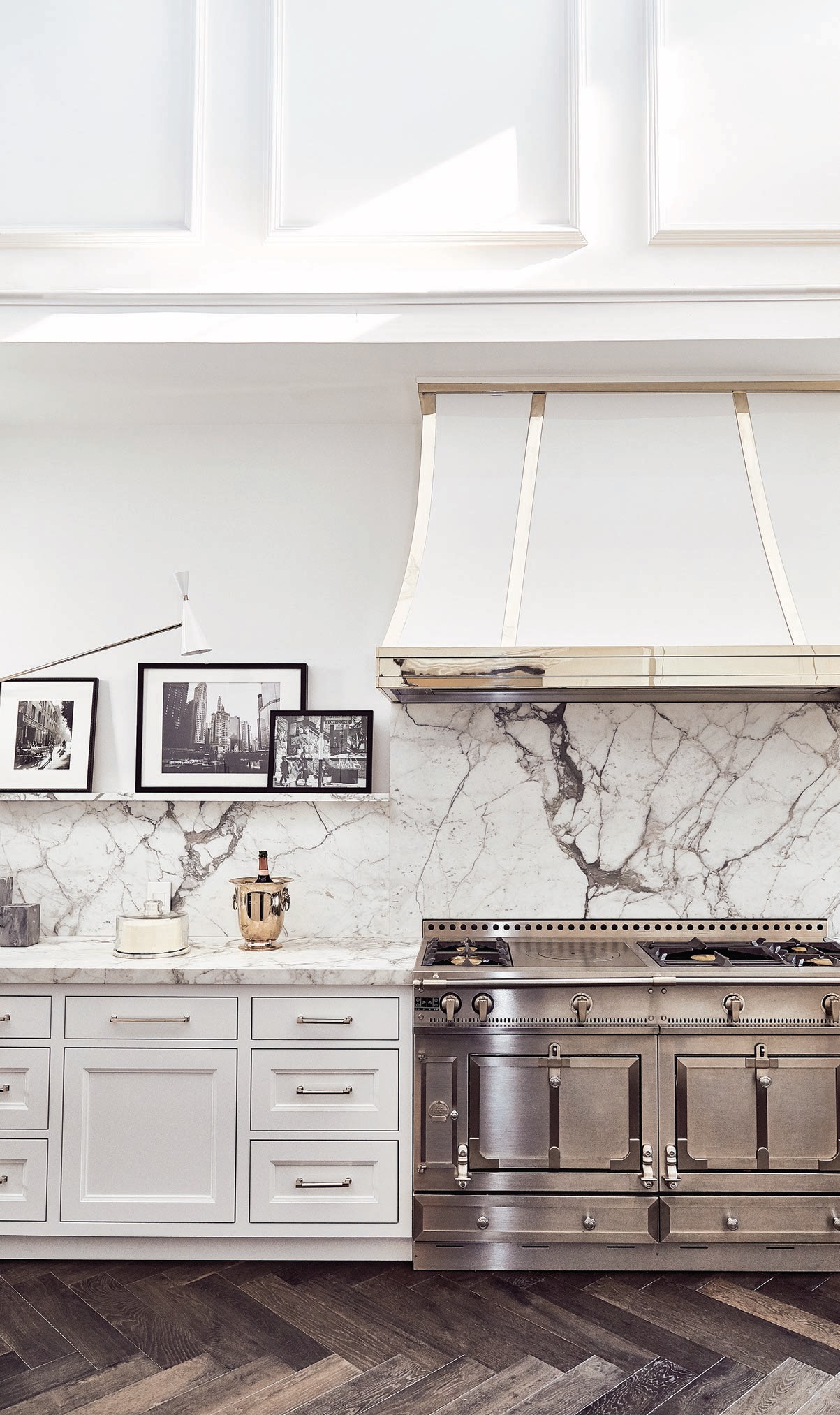 “The La Cornue Chateau stove and custom-painted hood really anchor the kitchen,” notes Wirth. PHOTOGRAPHED BY HEATHER TALBERT