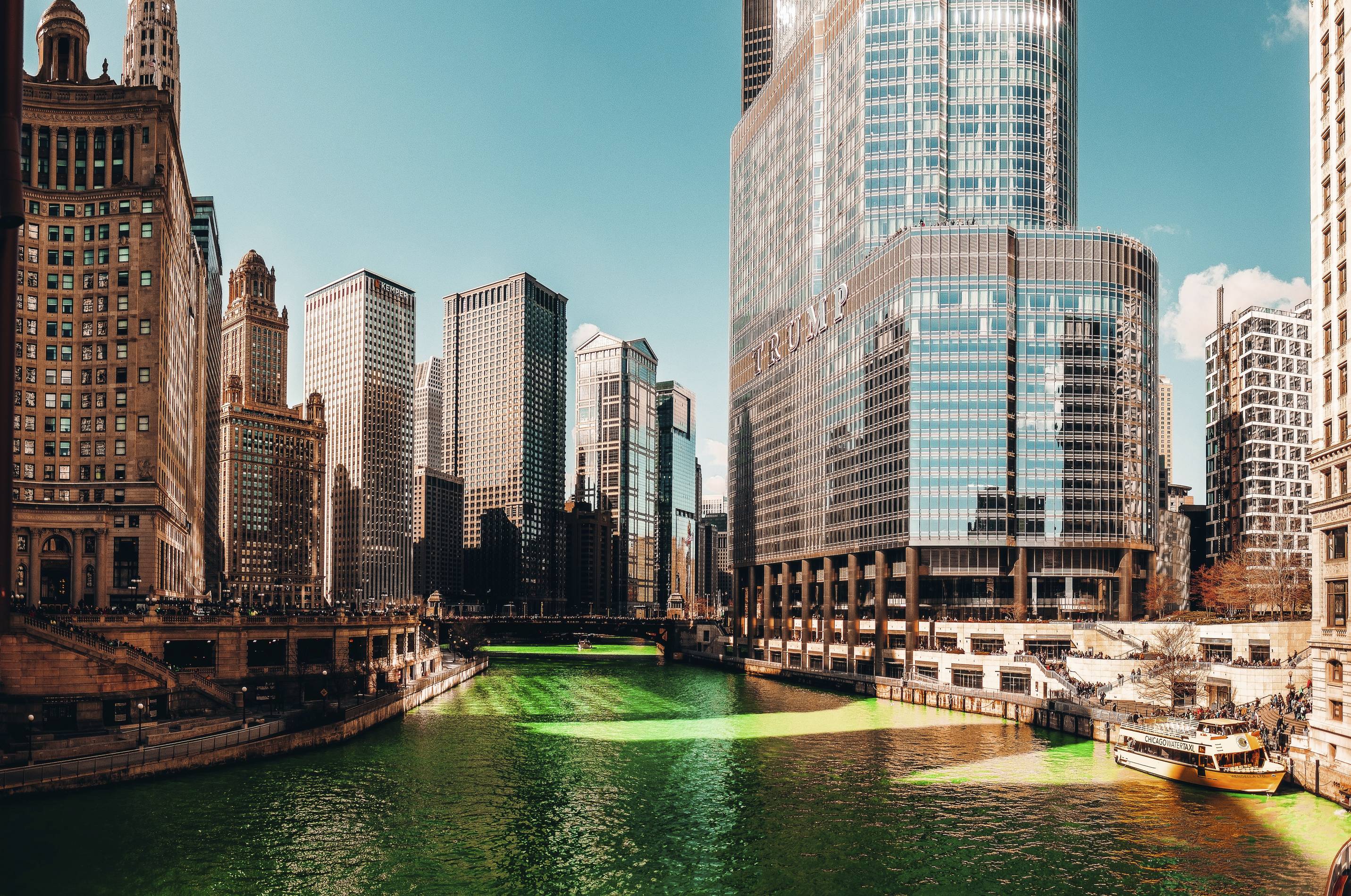 chicago river dyed green for St Patrick's Day